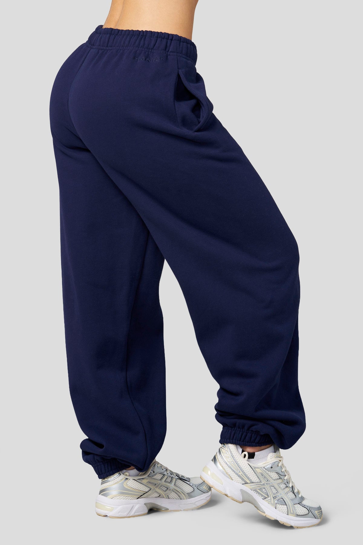 W2218 - Pantalon de jogging Studio Edit à manchette