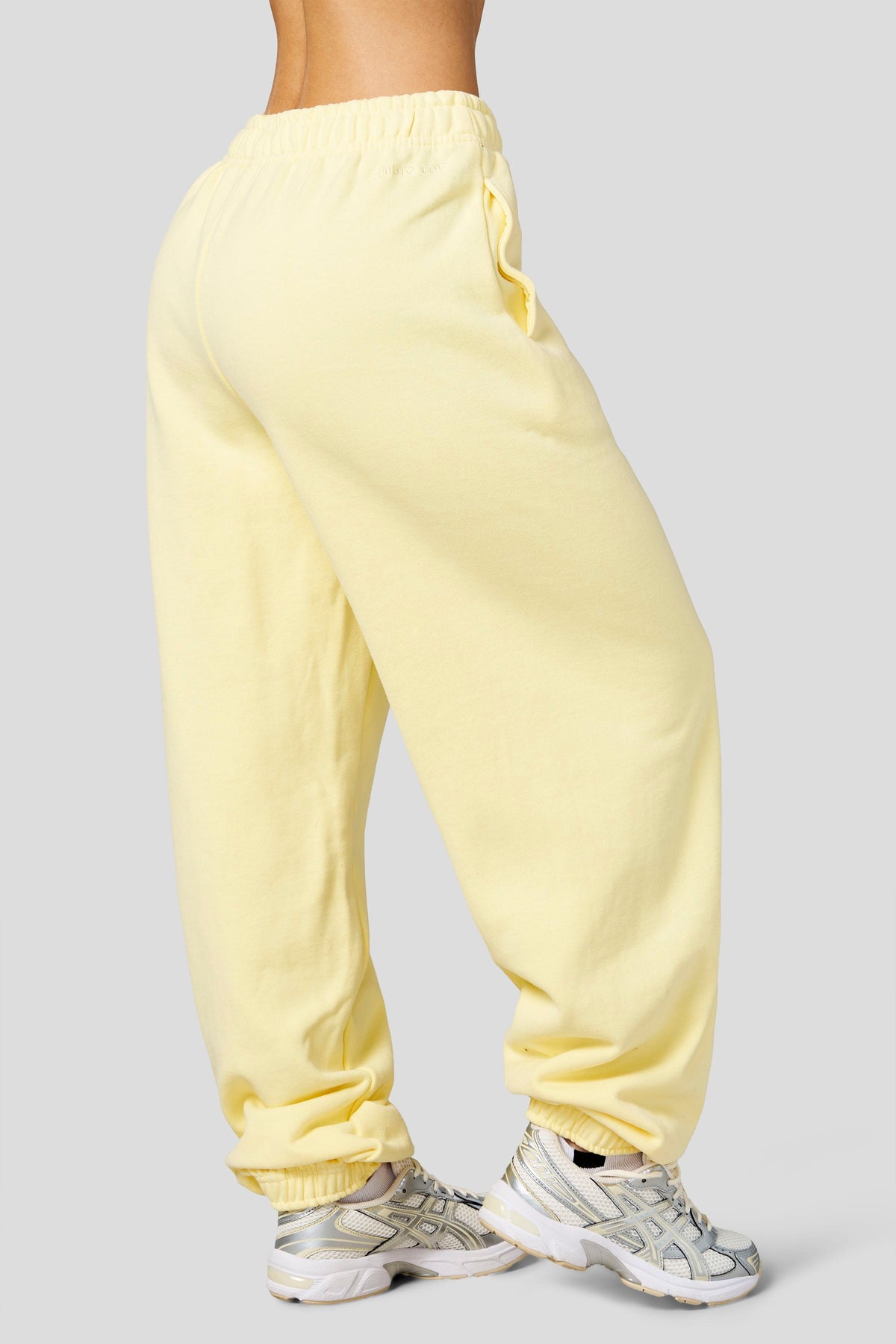 W2218 - Pantalon de jogging Studio Edit à manchette