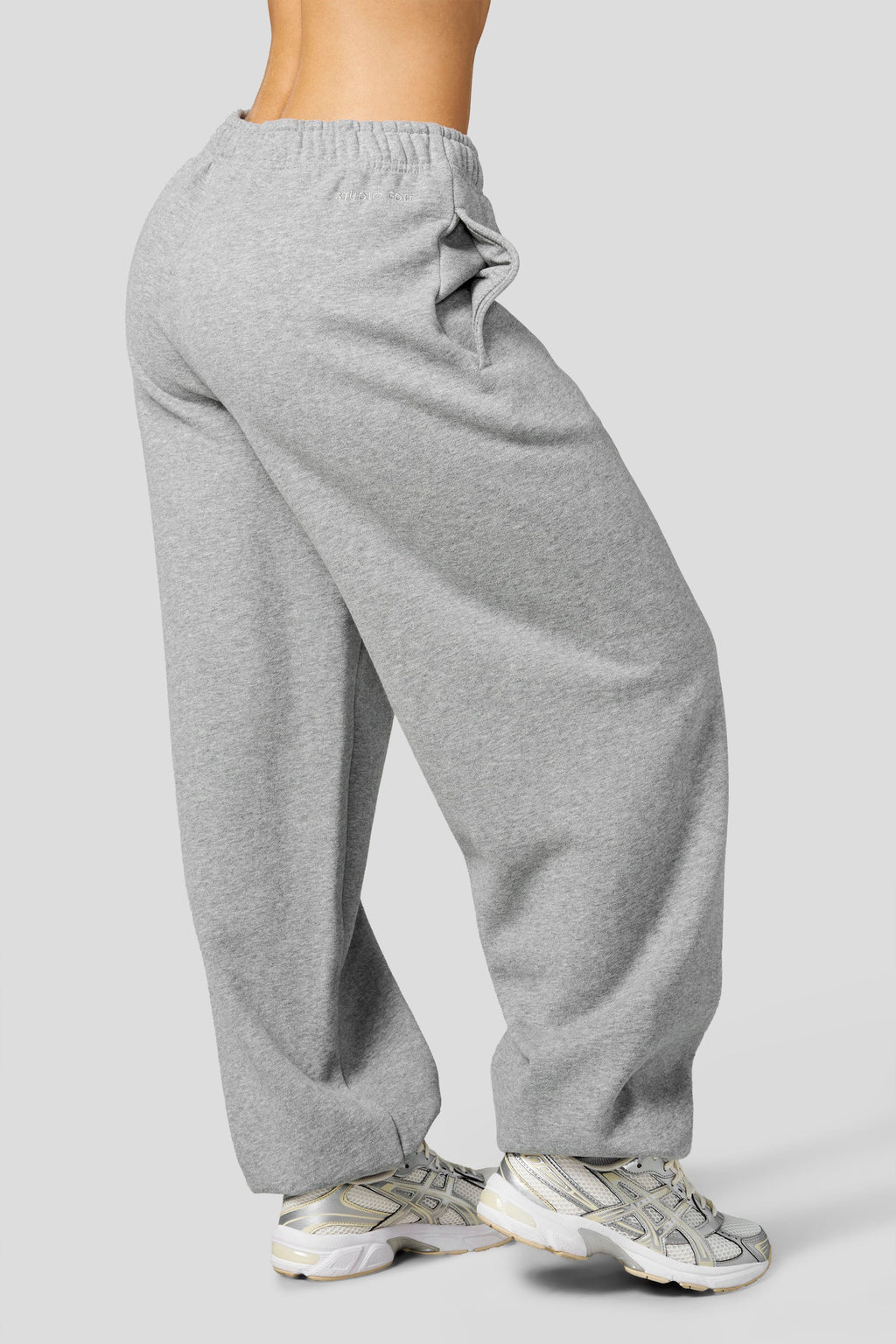 W2218 - Pantalon de jogging Studio Edit à manchette