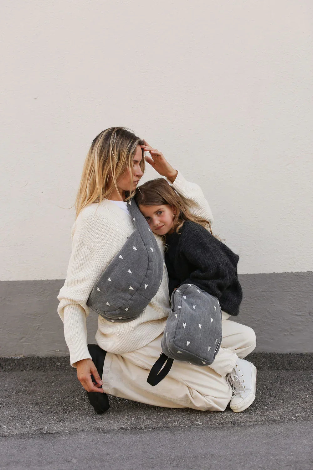 Rucksack aus Jeansstoff mit grauen Herzen