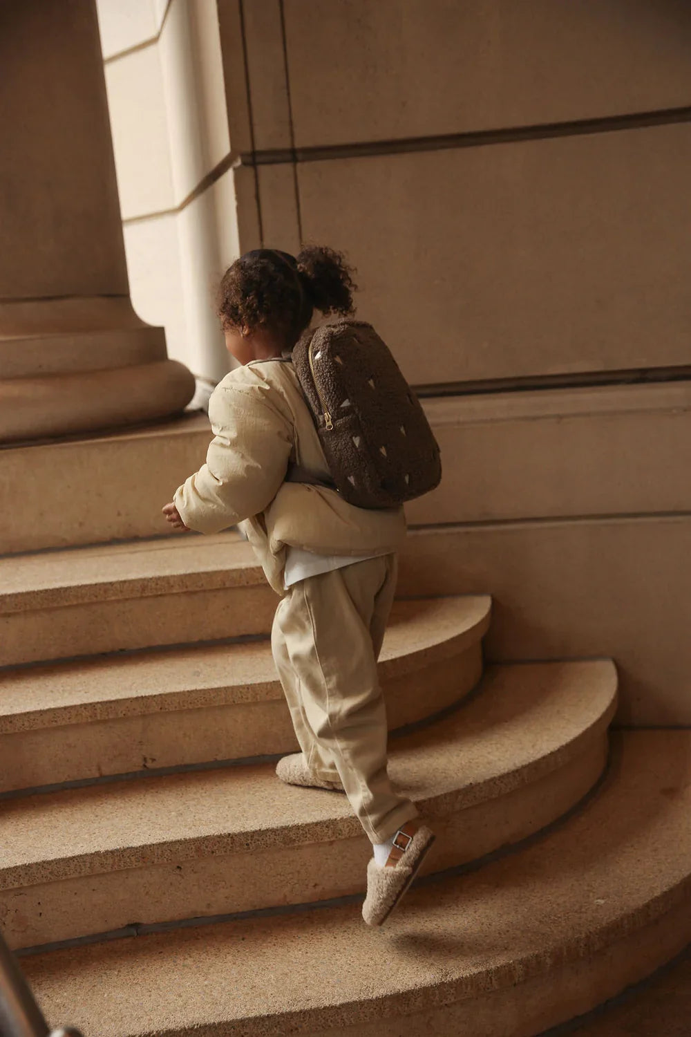 Ecrufarbener Teddy-Mini-Rucksack mit Herzen