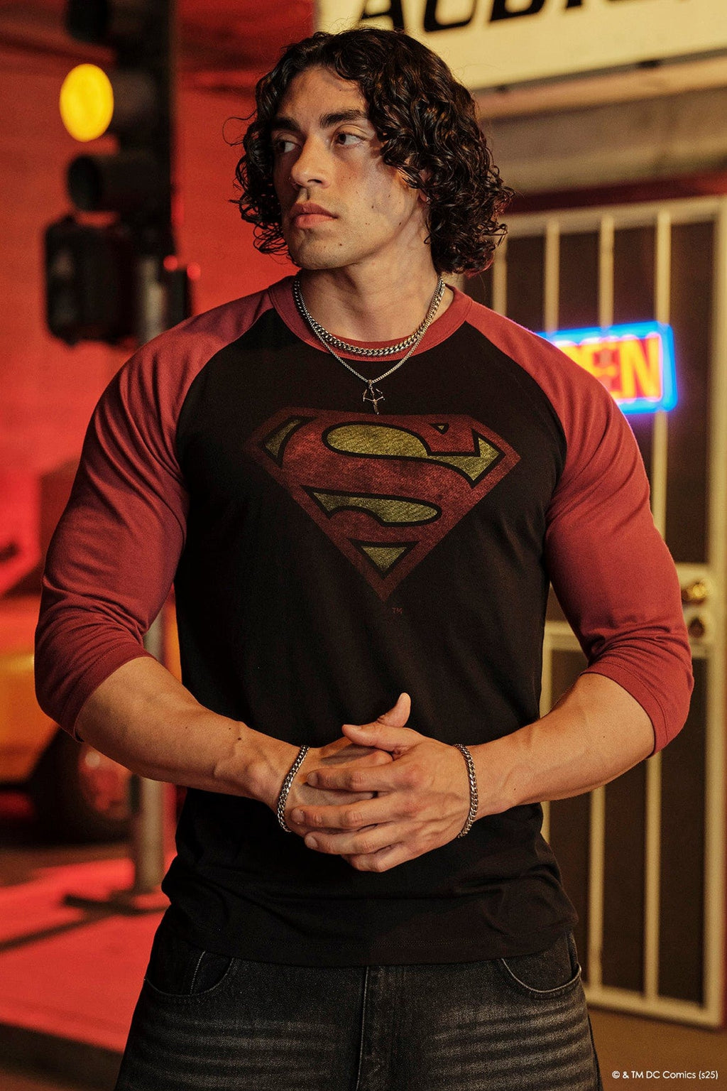 8072 - Superman 3/4 Raglan Shirts - Superman 3/4 Raglan Shirt – Lightweight 150 GSM fabric, soft & breathable, modern fitted cut. Features vintage Superman logo and contrast sleeves for a classic throwback style in Black/Red.