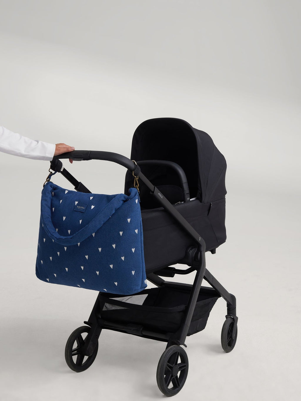 Spijkerstof luiertas | Donkerblauw met witte hartjes