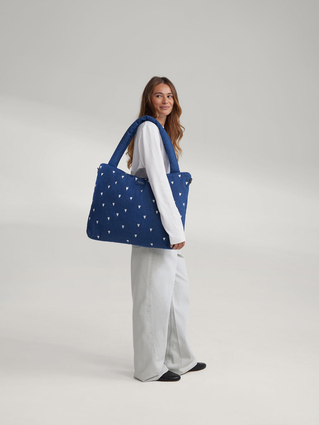 Spijkerstof luiertas | Donkerblauw met witte hartjes