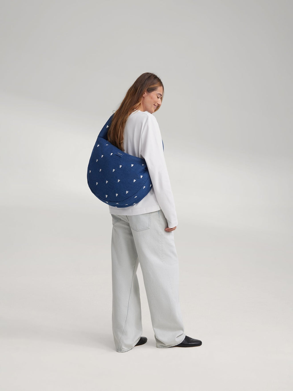 Jeans-Umhängetasche | Dunkelblau Weiße Herzen