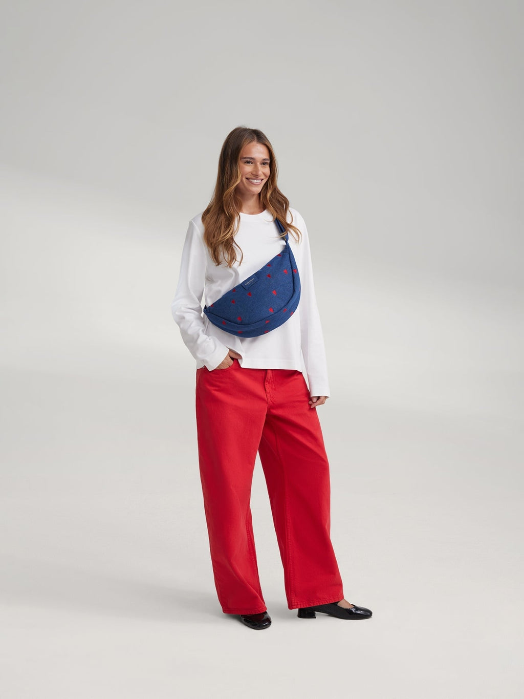 Denim Bauchtasche für Erwachsene | Dunkelblau rote Herzen