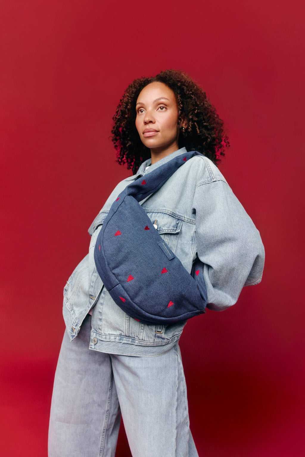 Denim Mini-Umhängetasche | Dunkelblau Rote Herzen
