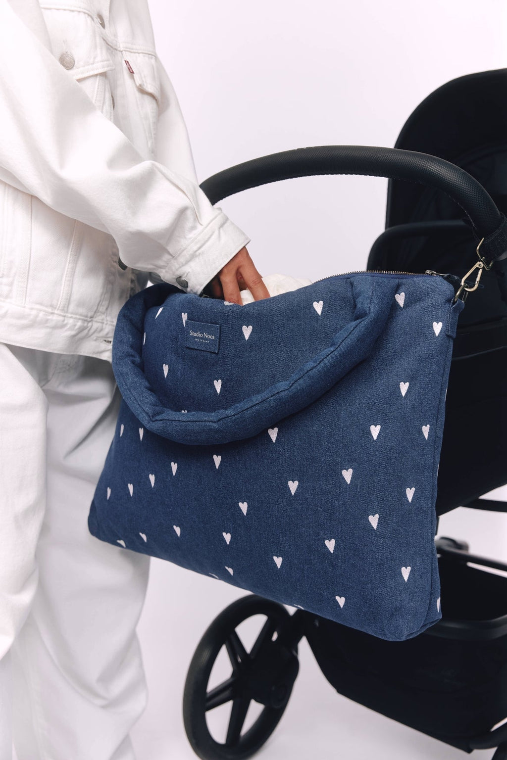 Spijkerstof luiertas | Donkerblauw met witte hartjes