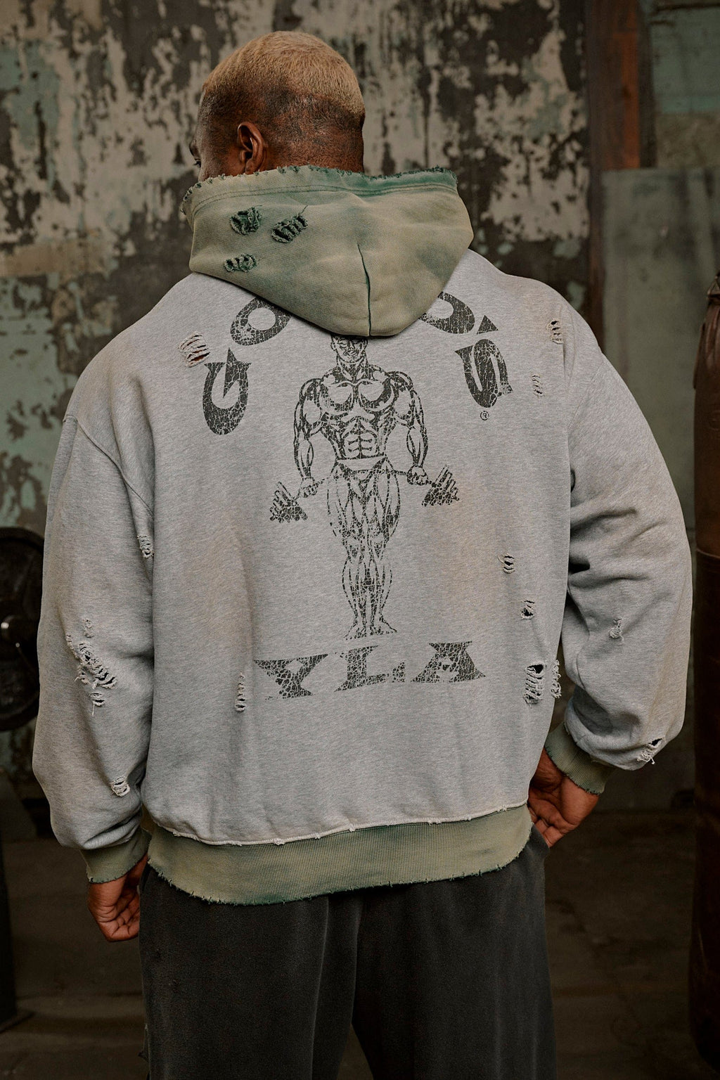 5168 - Sweat à capuche effet usé Gold's Iron Legacy