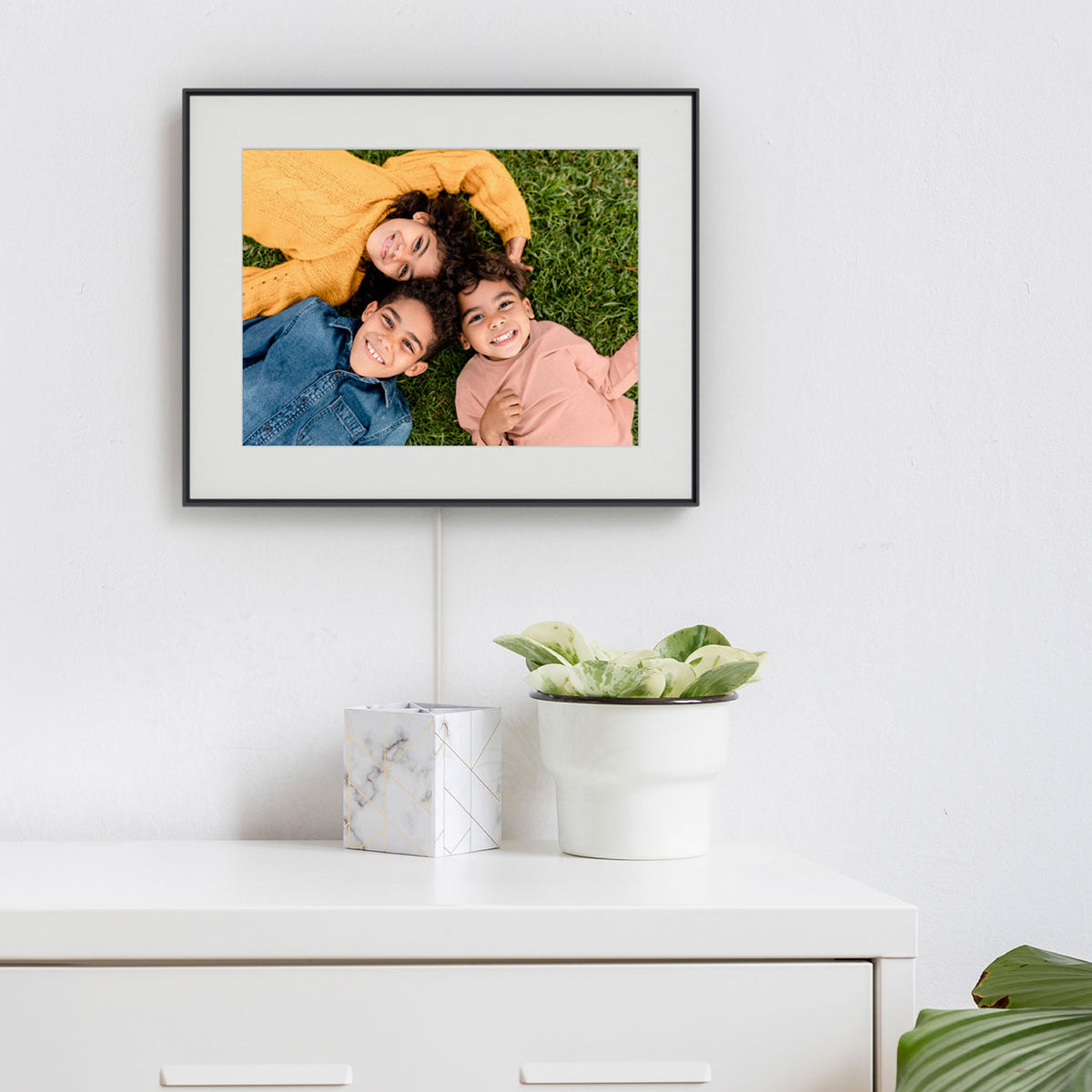 Aura Walden 15-inch Digital Photo Frame in Ink with Paper Mat - AFM110-MBLK - image 4