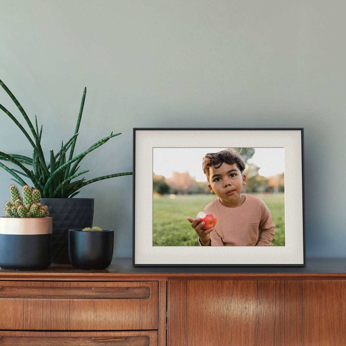 Aura Walden 15-inch Digital Photo Frame in Ink with Paper Mat - AFM110-MBLK - image 3