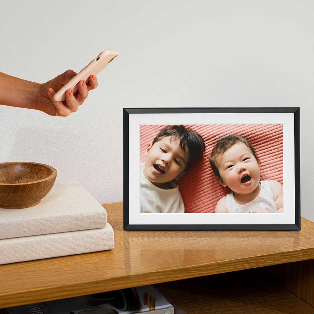 Aura Carver Mat 10.1-inch Digital Picture Frame in Gravel with White Mat - AFM900-MBLK - image 5