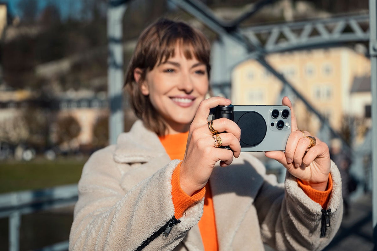 Leica LUX Grip with MagSafe Technology and Bluetooth - 18562 - image 7